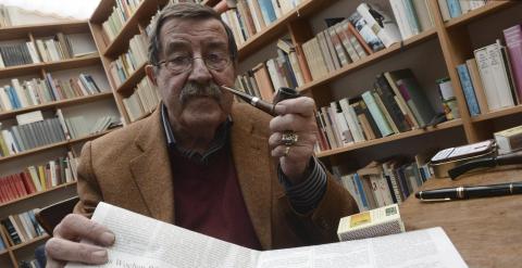 Fotografía de archivo tomada el 5 de abril de 2012 que muestra al Nobel de Literatura alemán Günter Grass en su estudio en Benhlemdorf, Alemania. El célebre escritor Günter Grass ha muerto a los 87 años de edad, según confirmó la editorial Steidl hoy, lun
