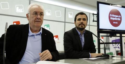 El coordinador federal de IU, Cayo Lara, y el candidato a la Presidencia del Gobierno, Alberto Garzón, durante la rueda de prensa de este lunes. /EFE