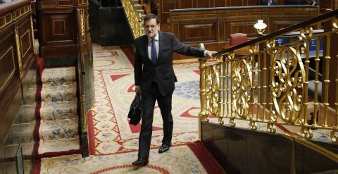El presidente del Gobierno, Mariano Rajoy, abandona el hemiciclo del del Congreso tras un debate en el Pleno. EFE
