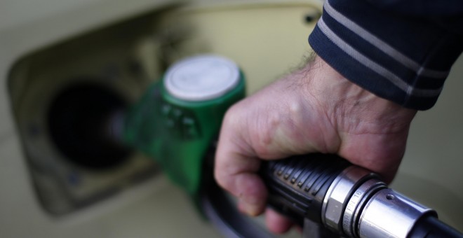 Los precios de carburantes y lubricantes suben en marzo, según el INE. REUTERS