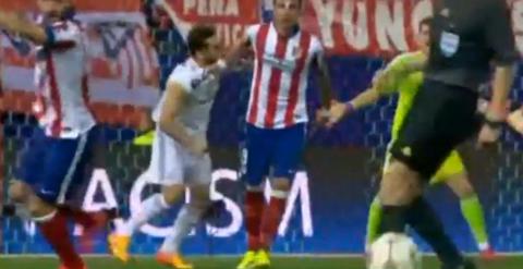 Momento del supuesto mordisco de Carvajal a Mandzukic.