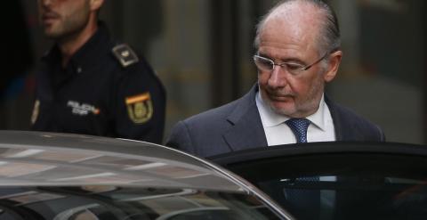 El expresidente de Bankia, Rodrigo Rato, a la salida de la Audiencia Nacional tras declarar por las tarjetas black. REUTERS