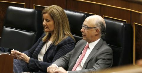 La ministra de Empleo, Fátima Bañez, con el de Hacienda, Cristóbal Montoro, en el Congreso de los Diputados. EFE