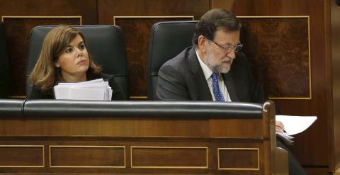 El presidente del Gobierno, Mariano Rajoy, junto a la vicepresidenta del Gobierno de España, Soraya Sáenz de Santamaría, durante el pleno del Congreso de los Diputados, sobre los resultados del último Consejo Europeo. EFE/Paco Campos