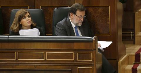 El presidente del Gobierno, Mariano Rajoy, junto a la vicepresidenta del Gobierno de España, Soraya Sáenz de Santamaría, durante el pleno del Congreso de los Diputados, sobre los resultados del último Consejo Europeo. EFE/Paco Campos