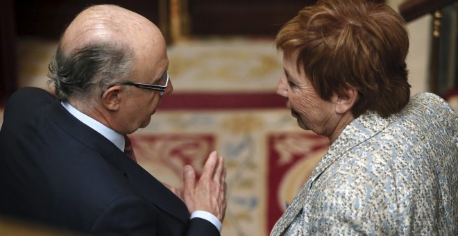 El ministro de Hacienda, Cristóbal Montoro, conversa con la vicepresidenta del Congreso, Celia Villalobos, al inicio del pleno del Congreso de los Diputados. EFE/Fernando Alvarado