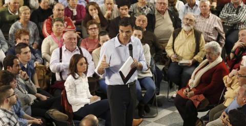 El secretario general del PSOE, Pedro Sánchez, participa en una asamblea abierta sobre becas en la Universidad Carlos III junto a la candidata socialista a la Alcaldía de Getafe, Sara Hernández. EFE/Kiko Huesca
