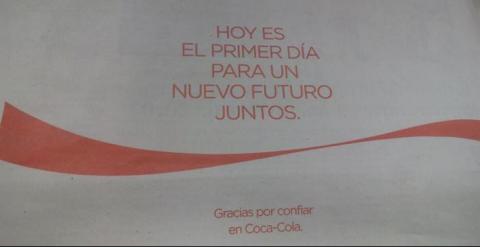 Publicidad de Coca-Cola insertada en los principales medios de comunicación del país.- PÚBLICO