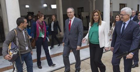 La presidenta de la Junta de Andalucía en funciones, Susana Díaz (2d), y el recién elegido presidente del Parlamento, Juan Pablo Durán (c), pasan junto al secretario de organización de Podemos, Sergio Pascual (i). /EFE