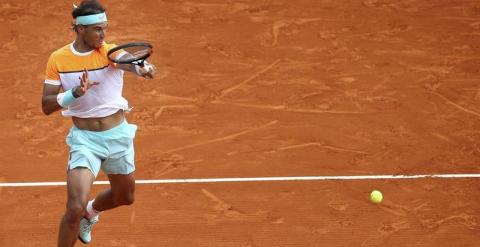 Rafa Nadal golpea la bola ante Isner en Montercarlo. /EFE