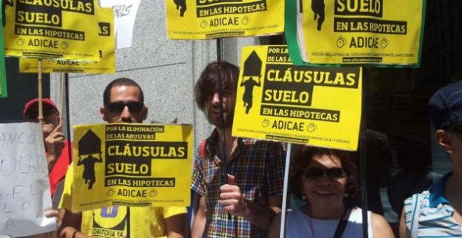 Imagen de una de las manifestaciones contra las clausulas del suelo. /EFE