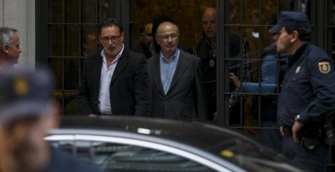 Rodrigo Rato, sale con agentes de la Policía, tras el registro de su domicilio. REUTERS/Sergio Perez