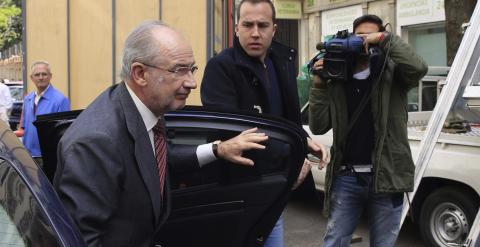 Rodrigo Rato llega hoy a su despacho donde funcionarios de la Agencia Tributaria y del Servicio de Aduanas continúan el registro. EFE/Luca Piergiovanni