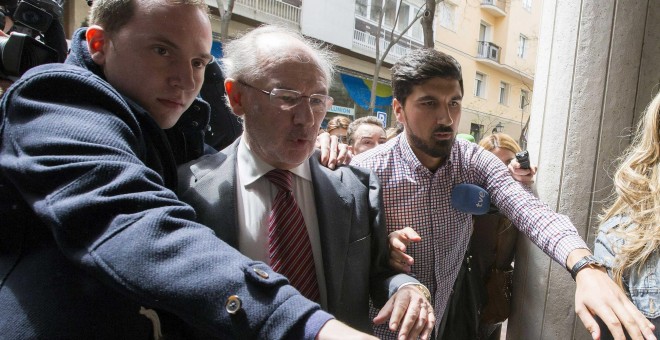 Rodrigo Rato, a la salida de su despacho tras el registro. REUTERS/Andrea Comas