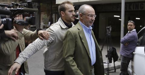 El exvicepresidente del Gobierno, Rodrigo Rato, acompañado de un guardaespaldas, sale de su domicilio donde numerosos medios de comunicación esperan noticias. EFE/Sergio Barrenechea