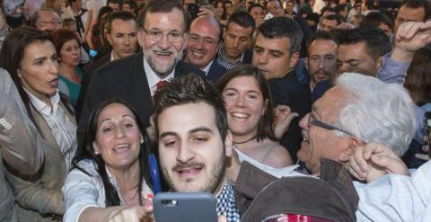 El presidente del gobierno Mariano Rajoy, con  el candidato a la comunidad de Murcia por el PP Pedro Antonio Sánchez., con militantes del partido tras el mitin en Murcia. EFE/Marcial Guillén