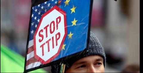 Un manifestante con una pancarta contra el TTIP en Munich. REUTERS/Michael Dalder