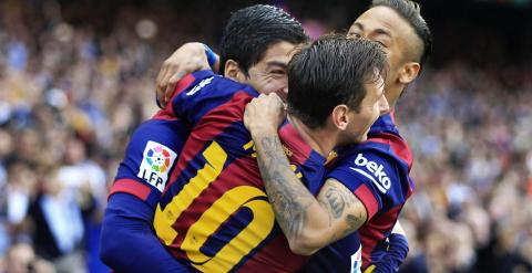 El delantero uruguayo del FC Barcelona Luis Suárez celebra con Leo Messi y Neymar jr. el gol marcado al Valencia. EFE/Andreu Dalmau