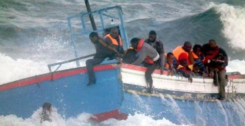 Rescate de inmigrantes de un barco a punto de naufragar en el Canal de Sicilia, en 2001