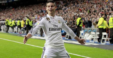 James Rodríguez celebra tras marcar el segundo gol ante el Málaga, durante el partido disputado en el estadio Santiago Bernabéu. EFE/Ballesteros