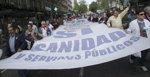 Imagen de la marcha de la marea blanca de este domingo. EFE/Víctor Lerena