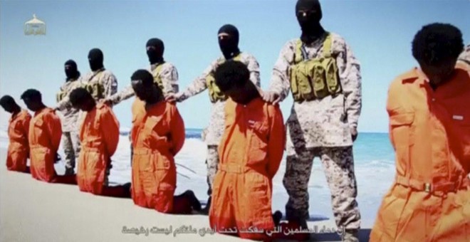 Miembros del Estado Islamico apuntan con sus armas a supuestos cristianos etíopes. REUTERS