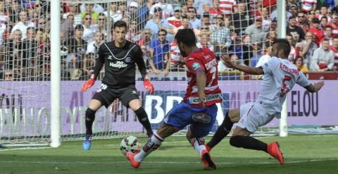 El defensa portugués del Sevilla Diogo Figueiras (d) pelea un balón con el delantero portugués del Granada, Daniel Candeias. /EFE