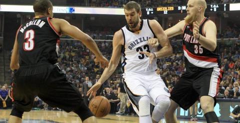 Los jugadores de los Portland Trail Blazers CJ McCollum y Chris Kaman intentan frenar a Marc Gasol. /EFE