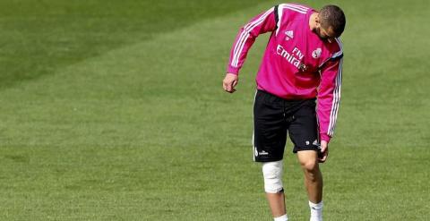 Karim Benzema se retira con molestias en el entrenamiento del pasado viernes. /EFE