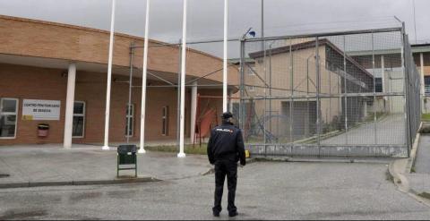 Un agente de policía en las puertas de la cárcel de Segovia. EFE