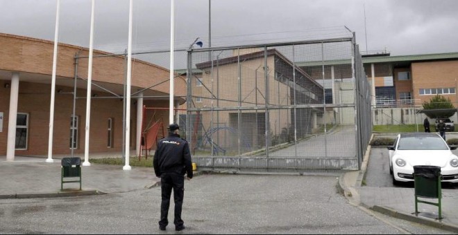 Un agente de policía en las puertas de la cárcel de Segovia. EFE