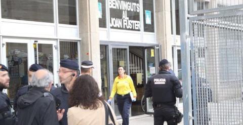 La policía custodia la entrada al instituto Joan Fuster. EFE