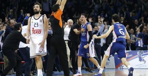 Los jugadores de Anadolu Efes (d) celebran la victoria ante Sergio Llull (i) del Real Madrid. /EFE