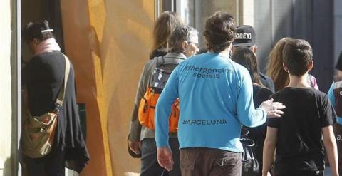 Aspecto de la entrada del colegio Joan Fuster de Barcelona ayer. /EFE