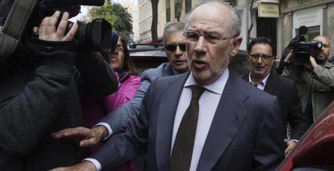 El exvicepresidente del Gobierno y expresidente de Bankia Rodrigo Rato, que está siendo investigado por cinco delitos fiscales, blanqueo y alzamiento de bienes, a la salida hoy de su despacho. EFE/Fernando Alvarado