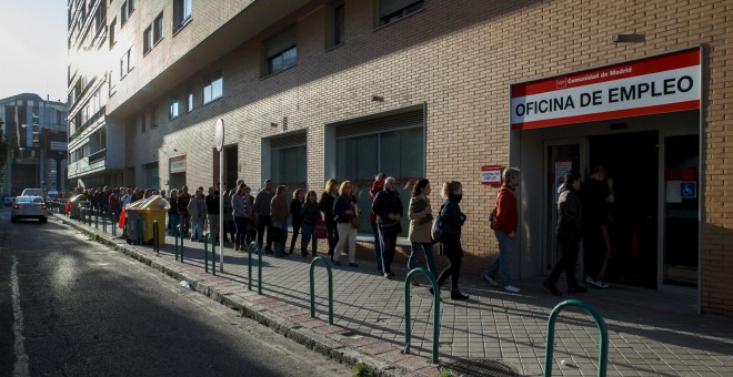 Cola del paro en una oficia del Servicio de Empleo de la Comunidad de Madrid. REUTERS