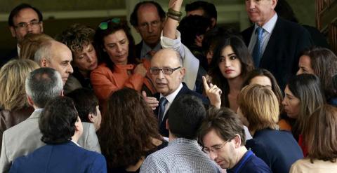 El ministro de Hacienda, Cristóbal Montoro, rodeado de periodistas en los pasillos del Congreso. EFE/Zipi