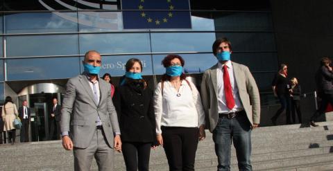 El abogado de Alfon, Albiol, la madre de Alfon, y Gómez, frente al Parlamento Europeo con la mordaza por aquello de la Ley Mordaza y la represión española.