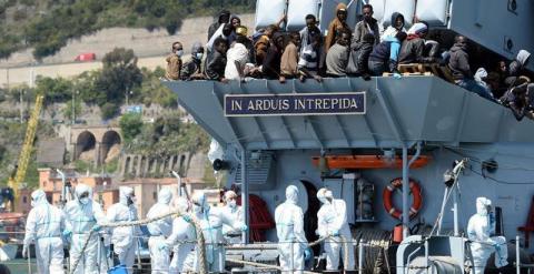 Medio millar de inmigrantes llegan a bordo del buque Chimera a Salerno. / EFE