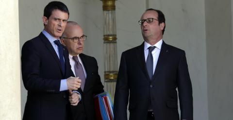 Francois Hollande, Manuel Valls y Bernard  Cazeneuve conversan en el Palacio del Eliseo. /REUTERS