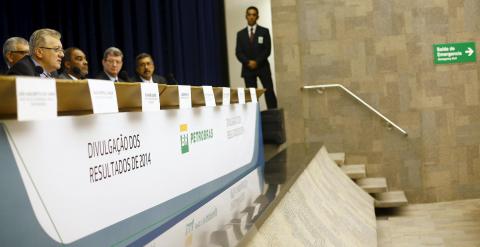 El presidente de Petrobras, Aldemir Bendine, y el resto de la cúpula de la petrolera, en la presentación de resultados de 2014. REUTERS/Ricardo Moraes