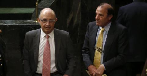 El portavoz de Economía del PP, Vicente Martínez Pujalte, conversa con el ministro de Hacienda Cristóbal Montoro, durante el pleno celebrado hoy en el Congreso de los Diputados. EFE/Juan Carlos Hidalgo