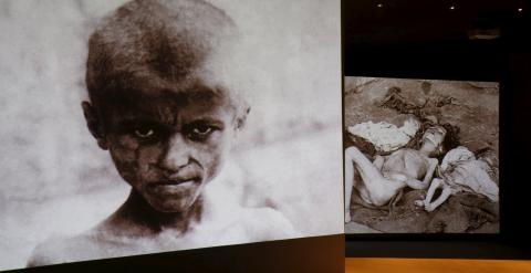 Fotografías históricas de las víctimas del exterminio en un museo-memorial sobre el genocidio en Everán. - REUTERS