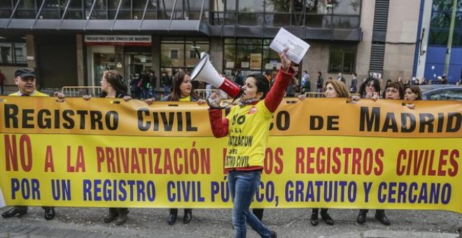 Trabajadores del Registro Civil protestan contra la privatización del organismo. EFE