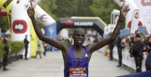 Ezekiel Kiptoo Chebii, primer atleta que corrió el maratón de Madrid en menos de 2h10, cruza la meta para repetir victoria en la 38 edición del 'EDP Rock 'n' Roll Madrid Maratón, que ha discurrido bajo la lluvia desde la plaza de Cibeles hasta el parque d