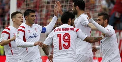 Los jugadores del Sevilla celebran uno de los goles al Rayo. EFE/Julio Muñoz
