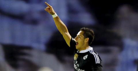 Chicharito celebra uno de sus goles al Celta. REUTERS/Miguel Vidal