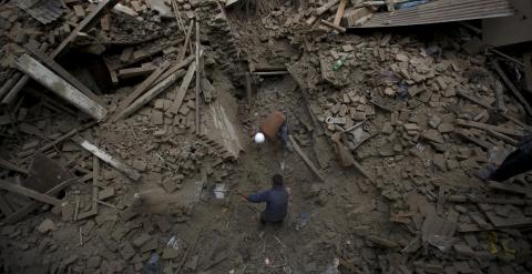 Un hombre retira escombros en un edificio derruido en Katmandú. / REUTERS (Navesh Chitrakar)