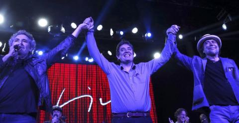 Los cantantes Miguel Ríos (i) y Joaquín Sabina (d) acompañan al candidato de IU García Montero (c) durante el concierto que ofrecido el domingo en Madrid en apoyo de su candidatura. -EFE/Kiko Huesca