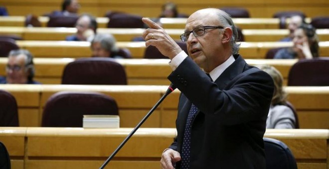 El ministro Hacienda y Administraciones Públicas, Cristóbal Montoro, en una de sus intervenciones durante la sesión de control al Gobierno en el pleno del Senado. /EFE